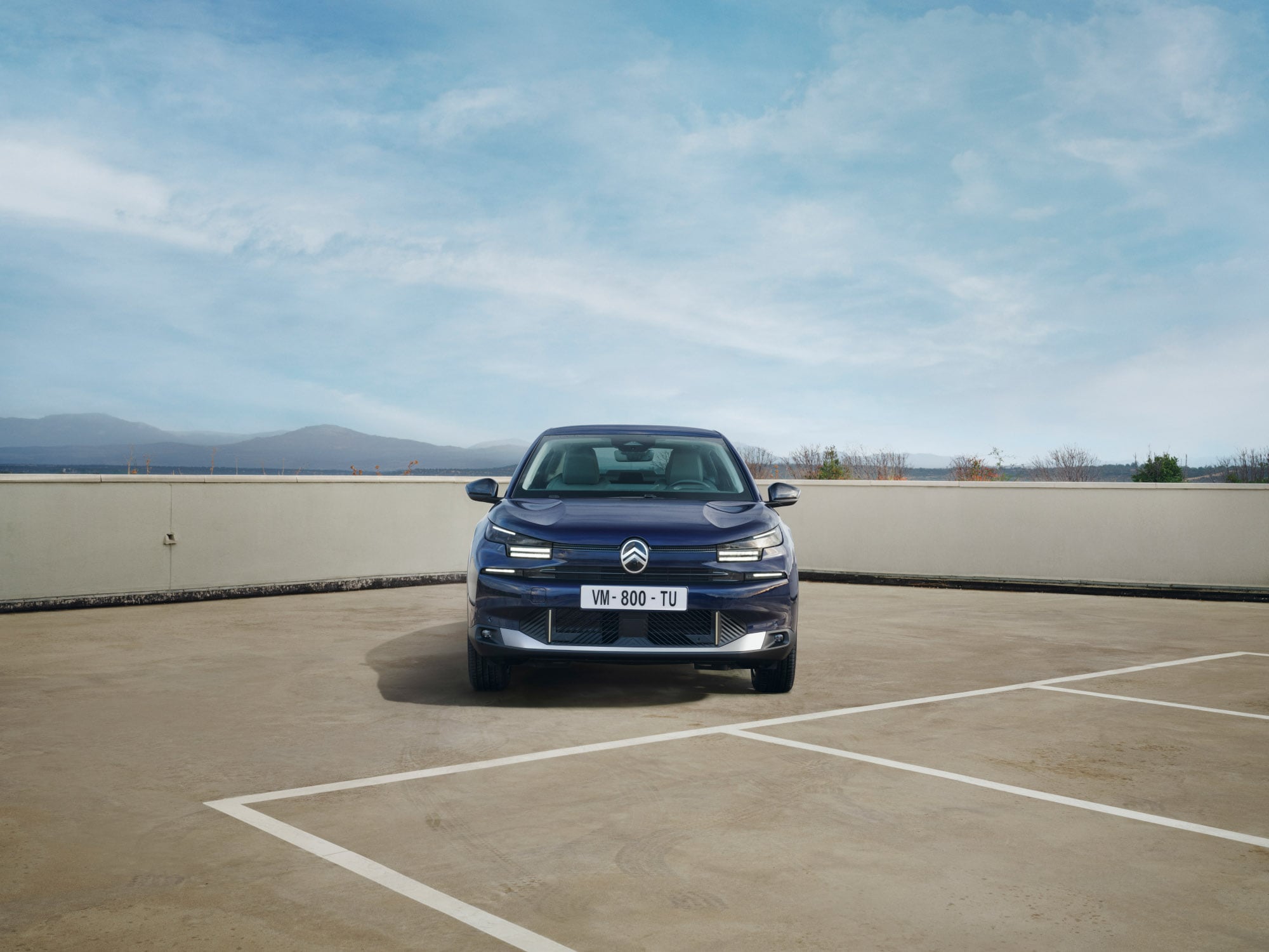 Vista frontal del Citroën C4 X en parking de azotea destacando presencia fastback atrevida para una movilidad con confianza y asequible.