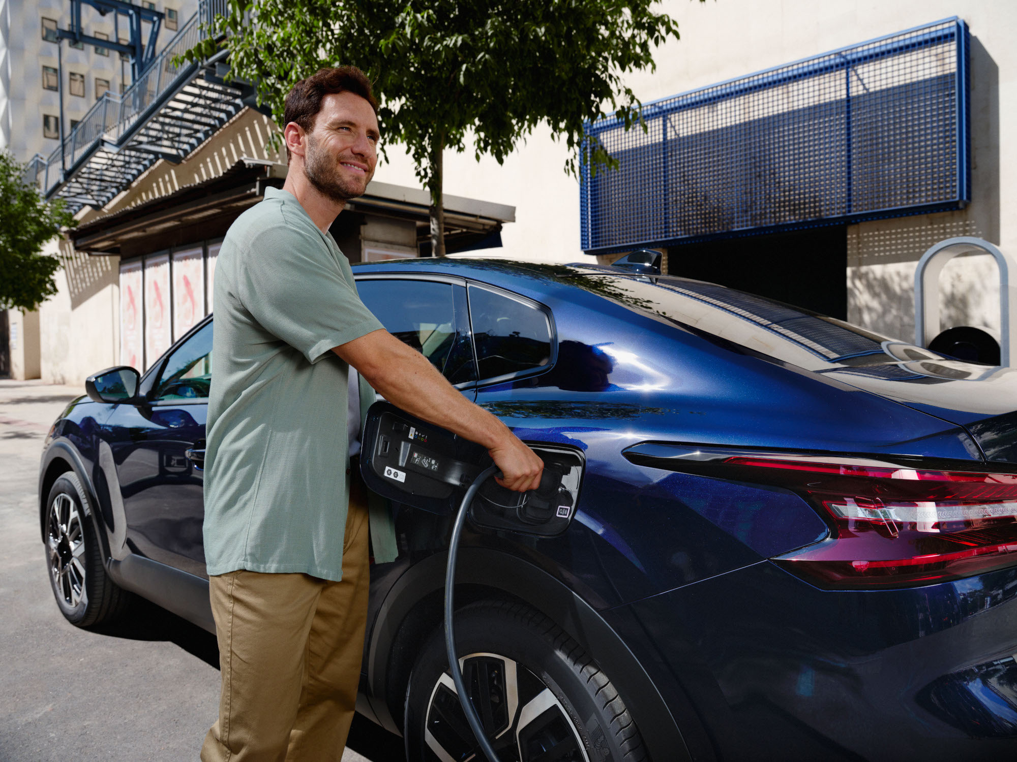 Vista de carga del Citroën C4 X fastback mostrando fácil acceso al enchufe para una movilidad eléctrica práctica y eficiente.