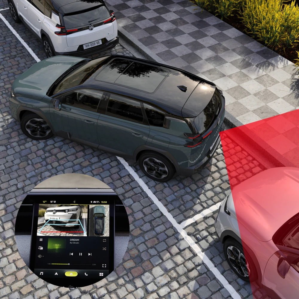 Vista trasera tres cuartos del C5 Aircross con cámara trasera 180° mejorando visibilidad, seguridad, tecnología y confianza en aparcamiento.