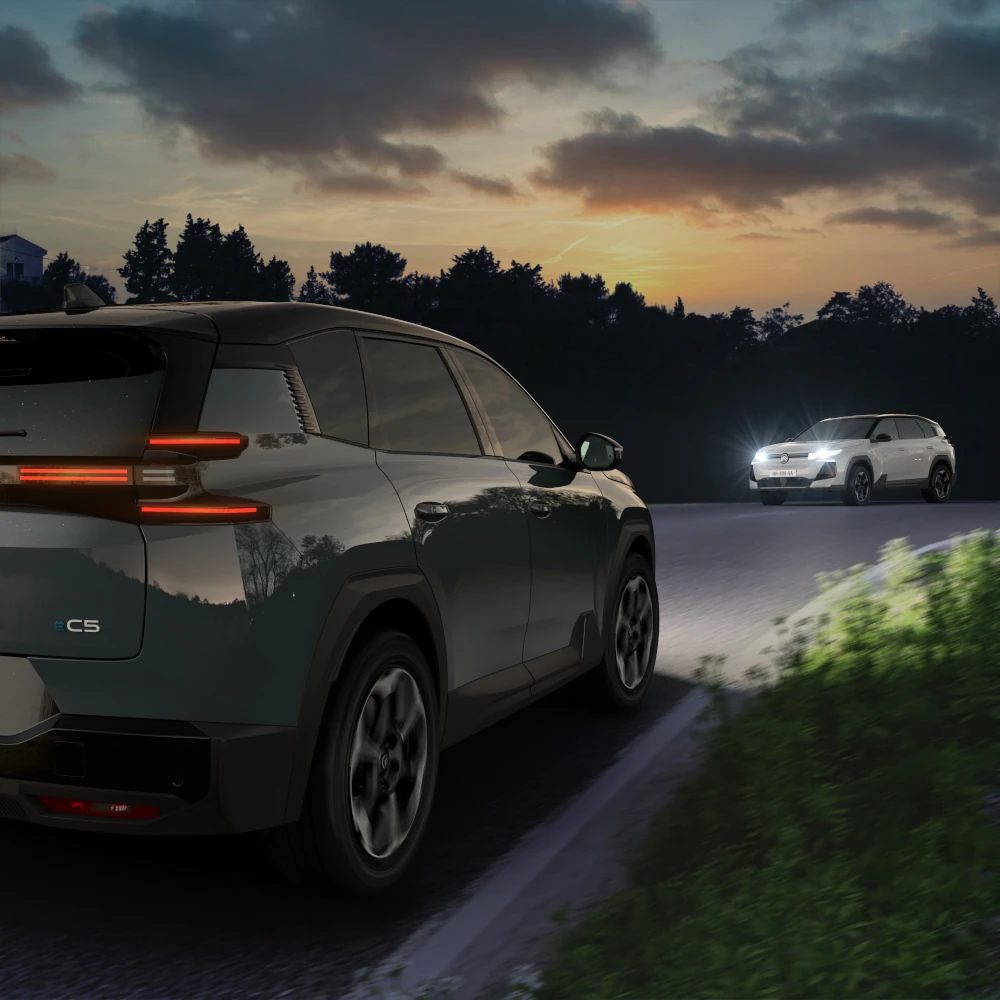 Vista trasera tres cuartos del C5 Aircross con Asistente de Luces de Carretera mejorando visibilidad nocturna, seguridad, tecnología para una conducción con confianza.