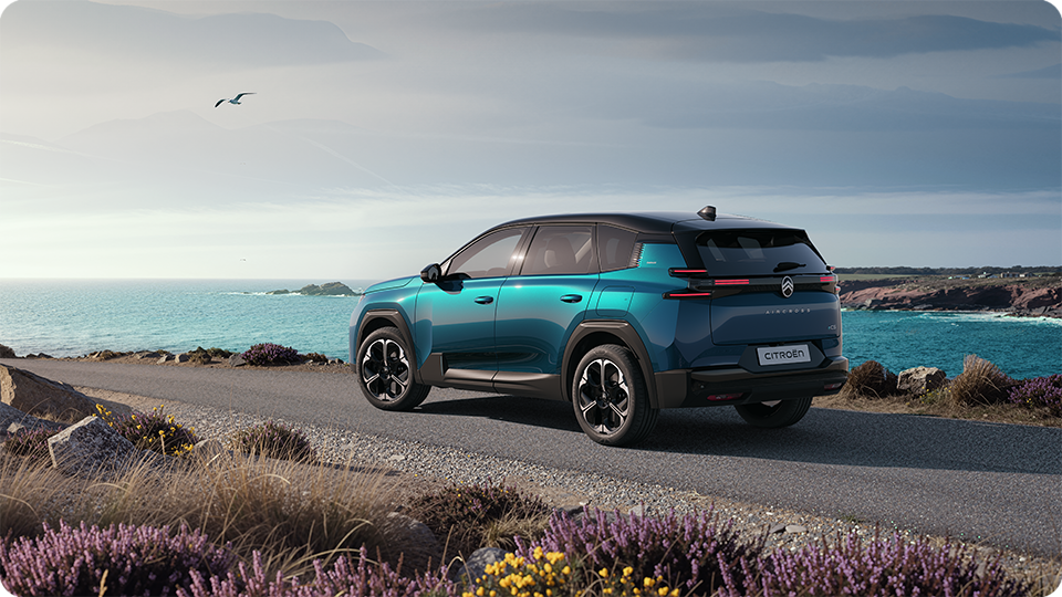 Vista de tres cuartos trasera del Citroën C5 Aircross Emeraude muestra las luces LED traseras Citroën Light Wings y su diseño espacioso, SUV familiar