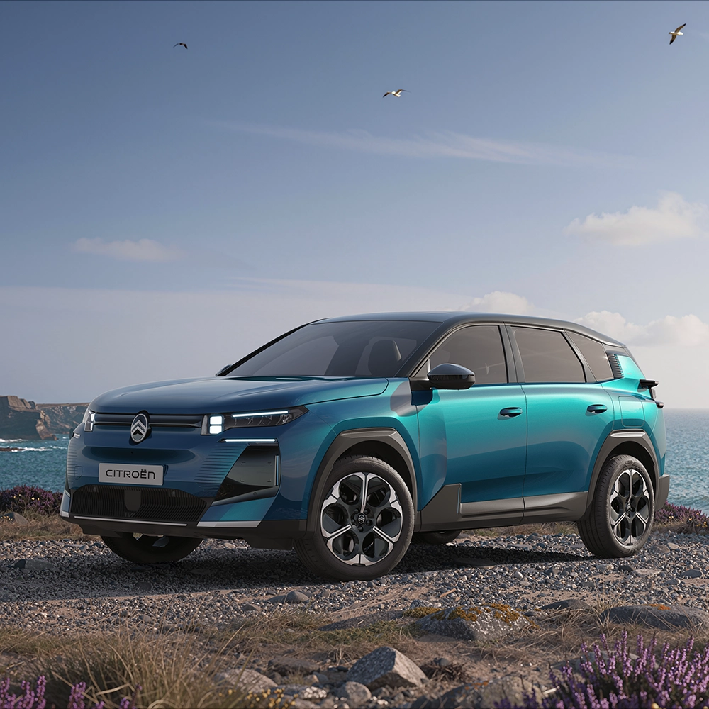 Vista de tres cuartos delantera del Citroën C5 Aircross Emeraude Firma luminosa LED de Citroën y diseño audaz, SUV familiar