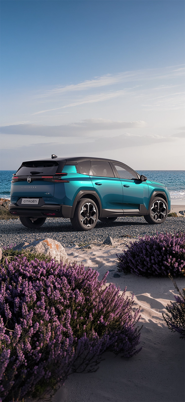 Vista de tres cuartos trasera del Citroën ë-C5 Aircross Emeraude muestra las luces LED traseras Citroën Light Wings y su diseño espacioso, SUV familiar