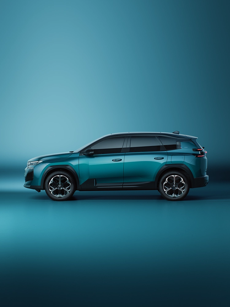 Vista lateral de perfil del Citroën C5 Aircross Emeraude muestra el diseño espacioso de Citroën y las llantas de aleación, espacio ampliado, SUV familiar versátil