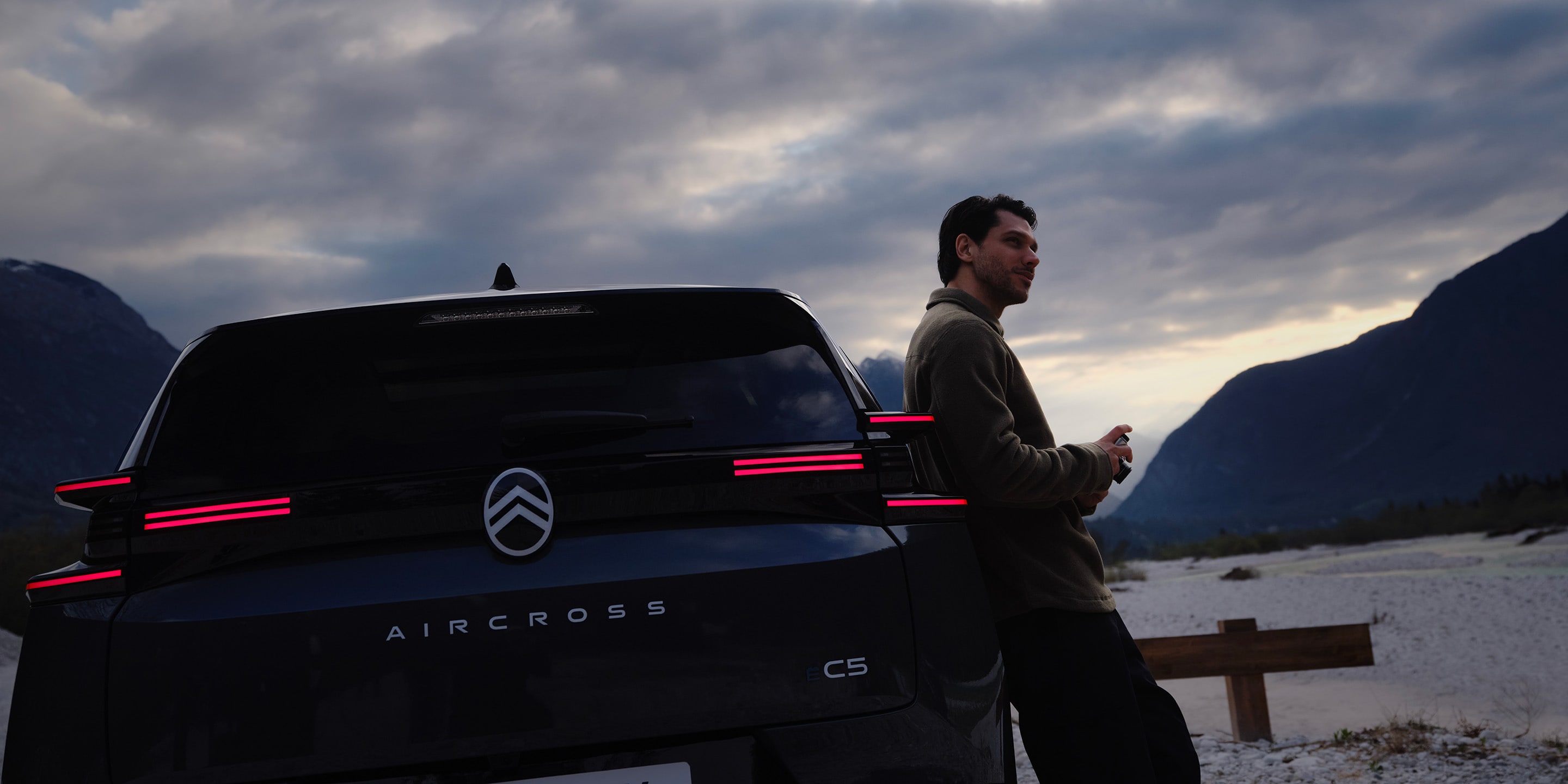 Vista detallada trasera del C5 Aircross destacando firma LED, tecnología, seguridad y eficiencia para una experiencia conectada premium.