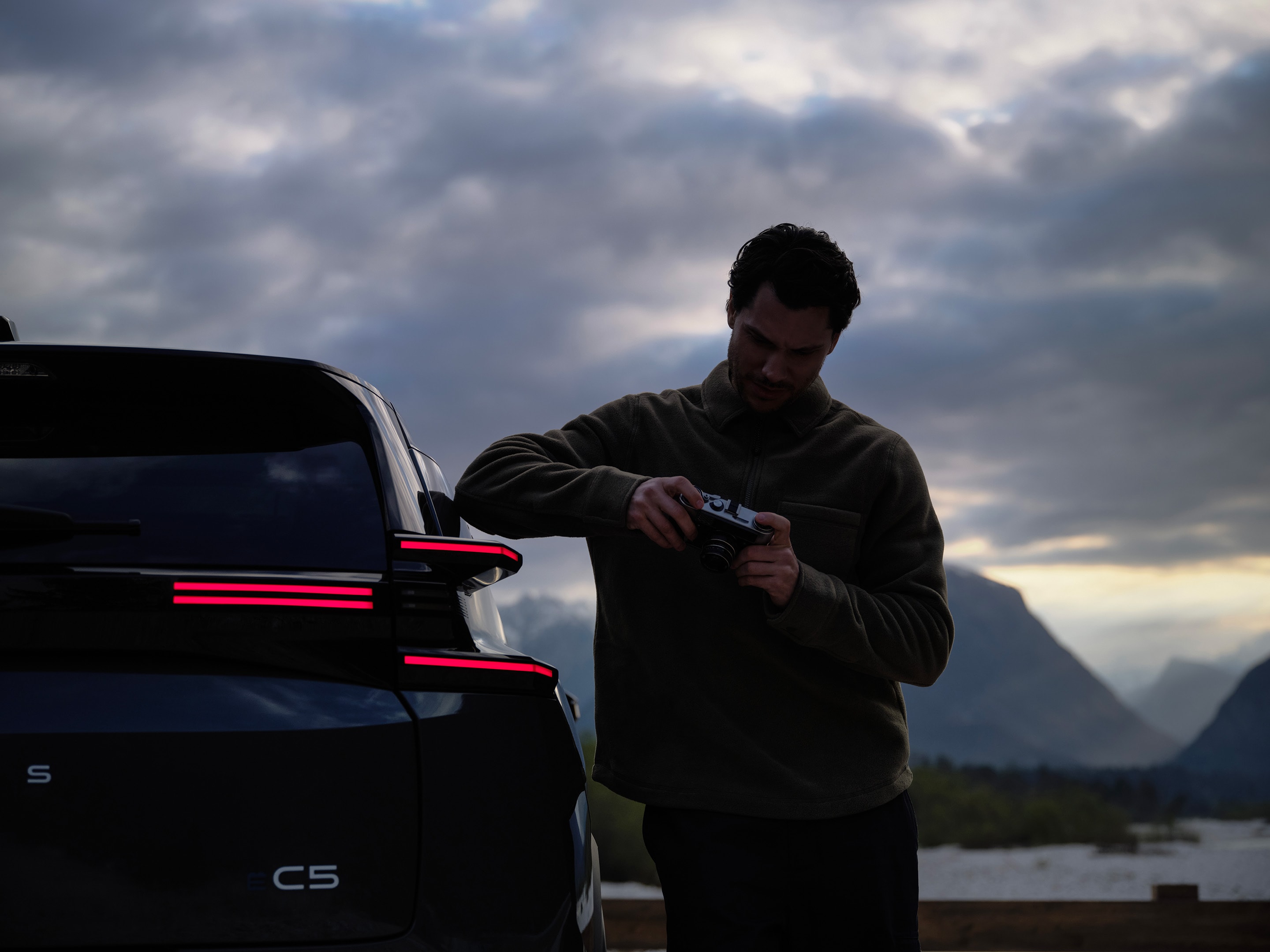 Vista detallada trasera del C5 Aircross destacando firma LED, superficies esculpidas, seguridad, eficiencia e identidad premium.