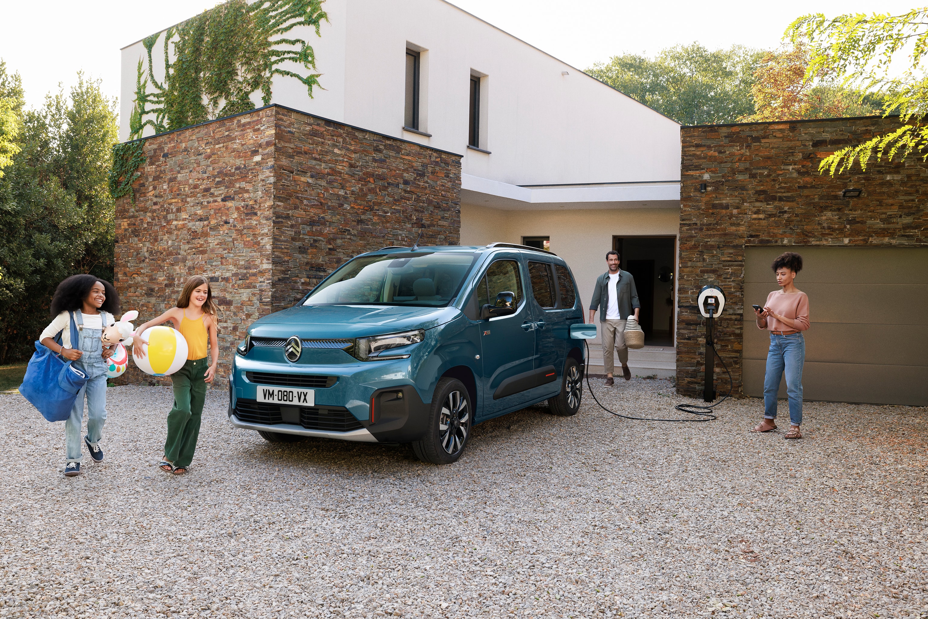 Vista frontal tres cuartos del Berlingo mostrando carga eléctrica, confort y seguridad para una movilidad diaria premium.