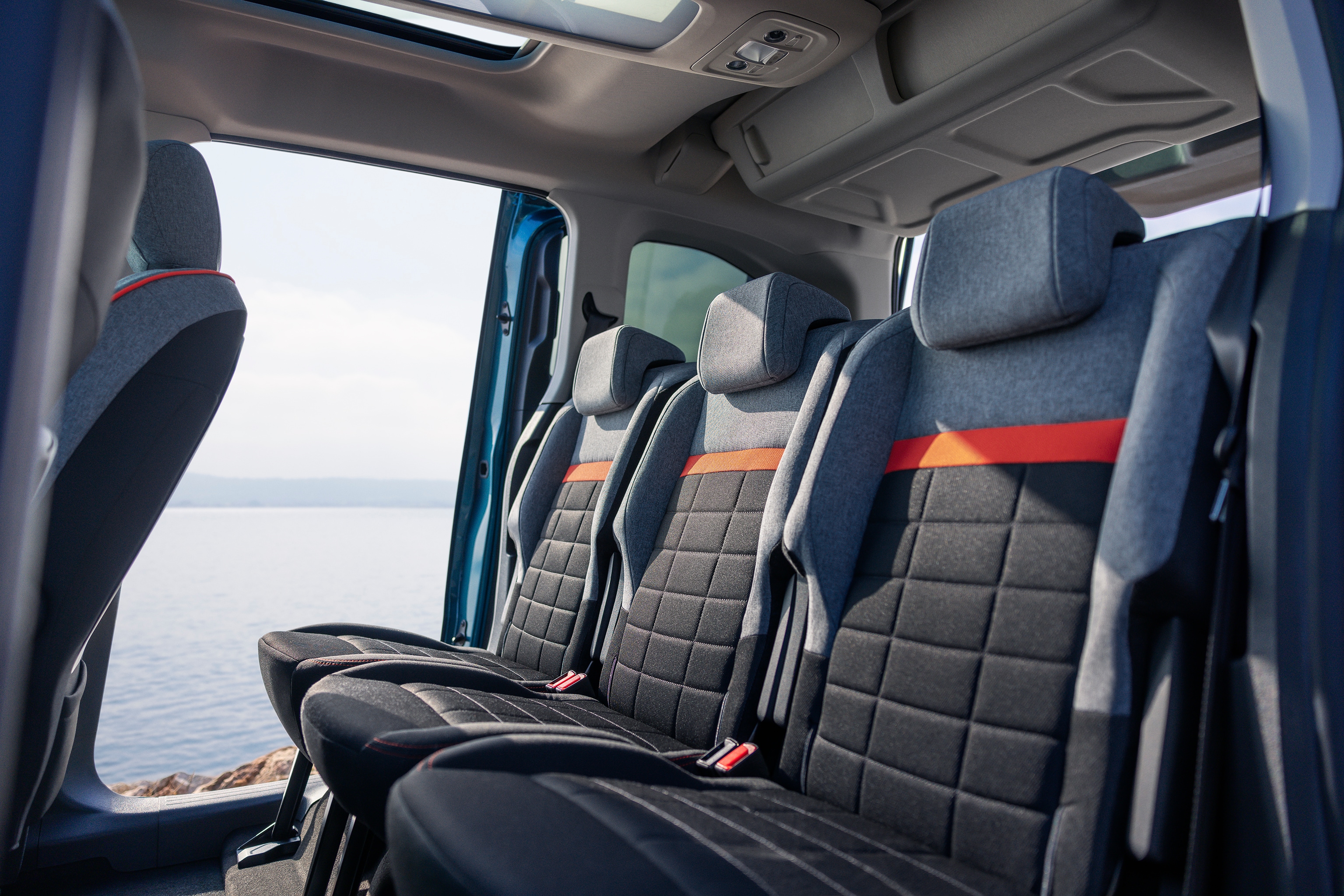 Vista interior trasera del Berlingo destacando asientos Advanced Comfort, espacio, apoyo y bienestar mejorado.