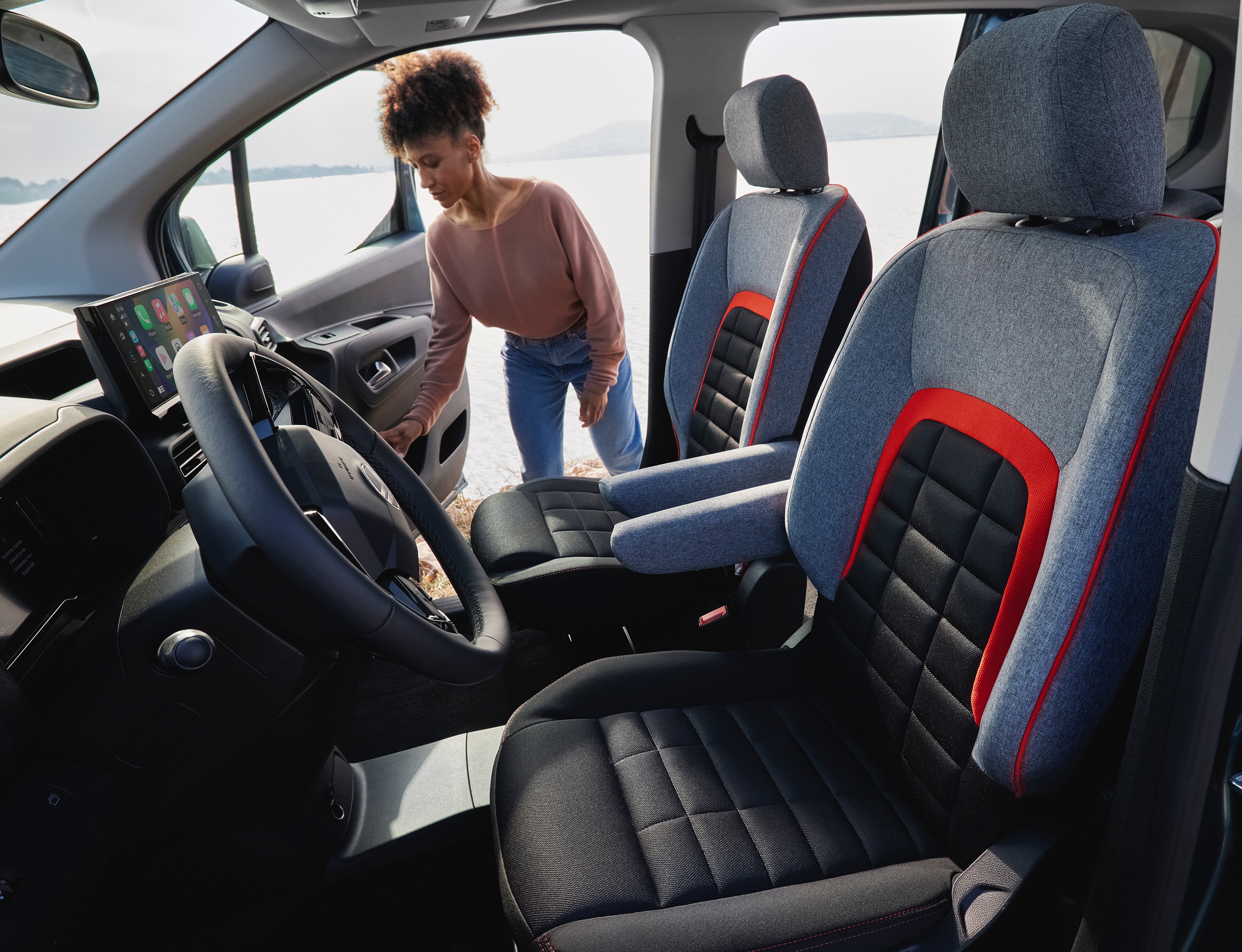 Vista interior frontal del Berlingo destacando asientos Advanced Comfort, fácil acceso, seguridad y confort diario.