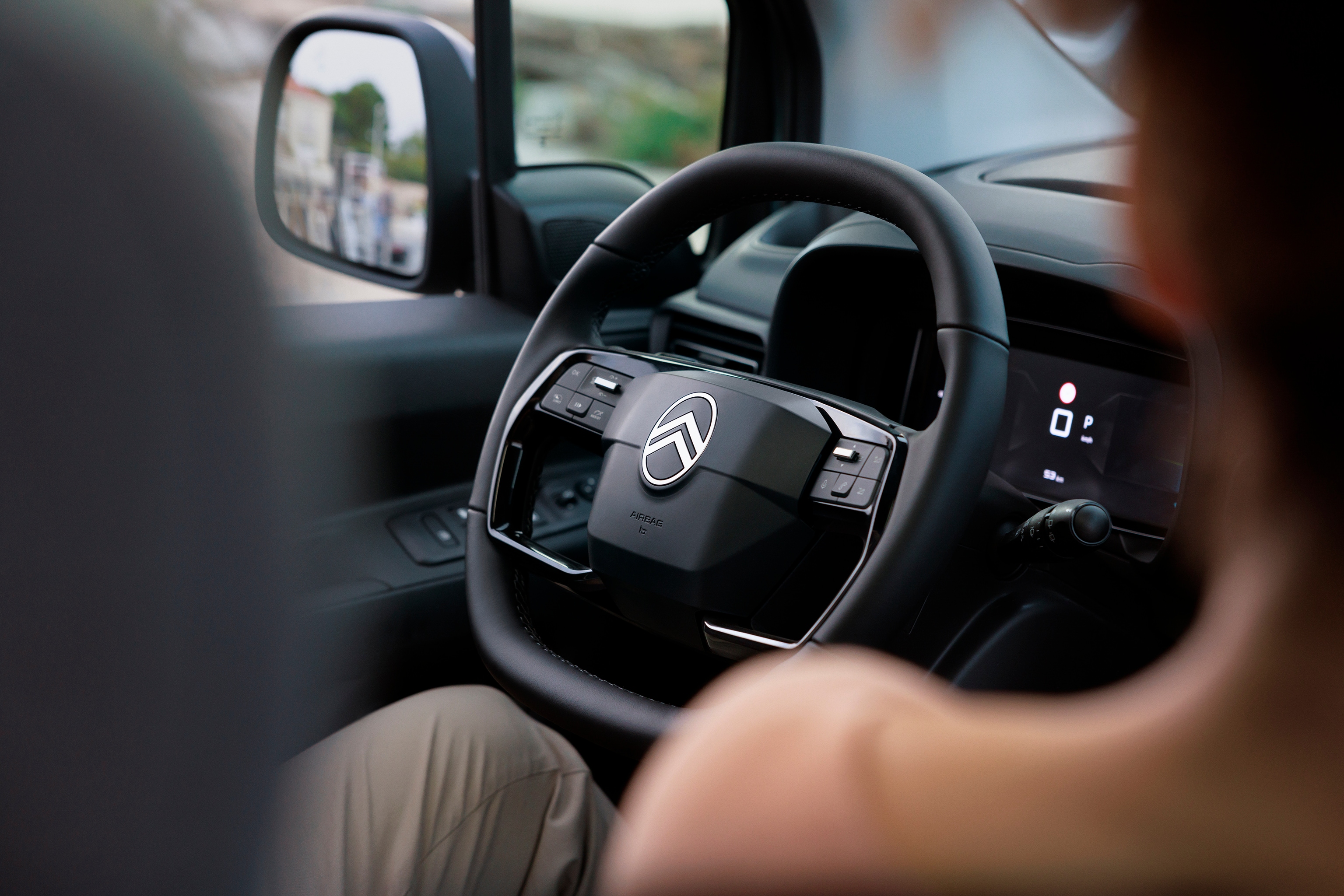 Vista del conductor del Berlingo mostrando volante ergonómico, confort, seguridad, tecnología y conducción premium.