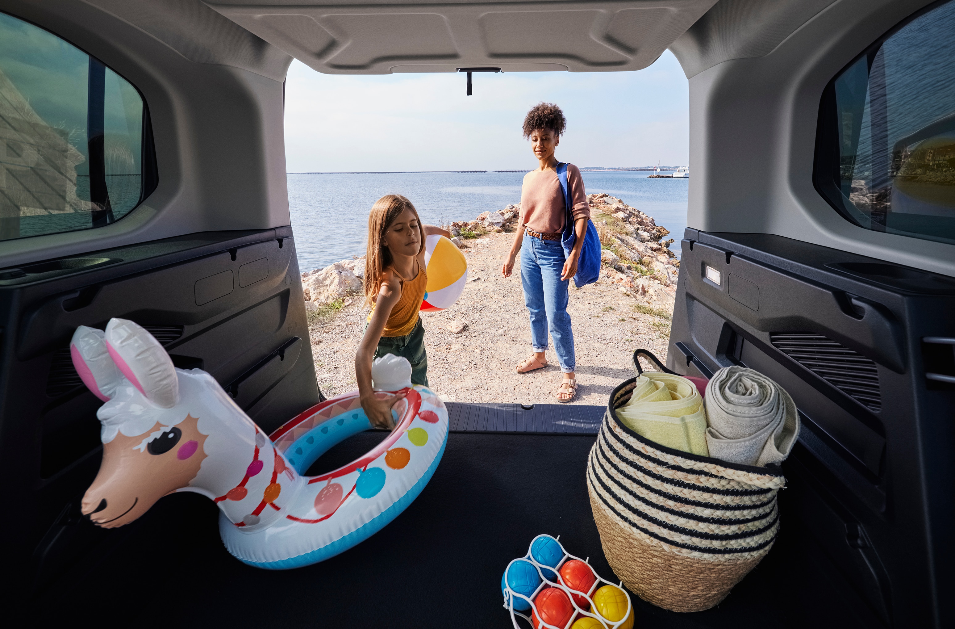 Vista trasera del Berlingo destacando capacidad de maletero espacioso, practicidad, seguridad y uso diario versátil.