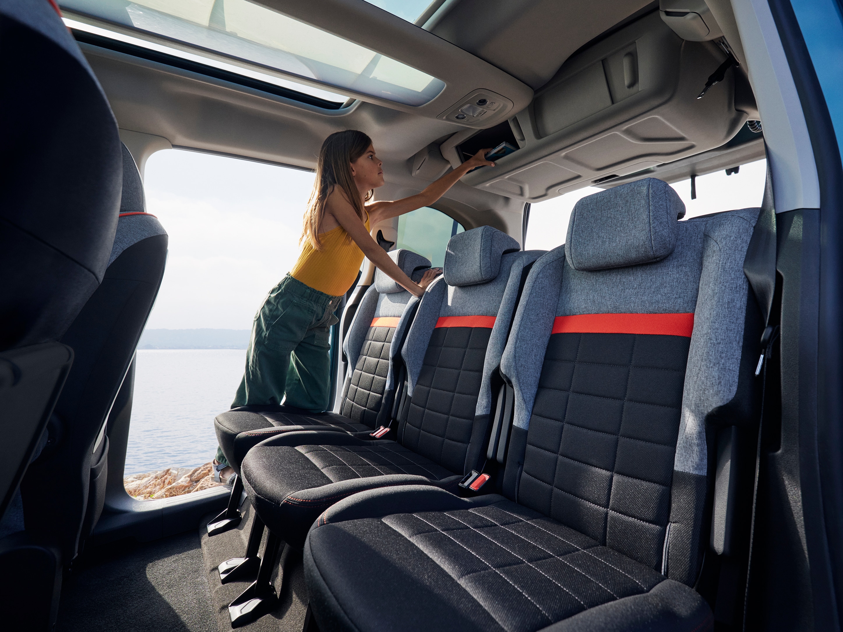 Vista interior trasera del Berlingo destacando almacenamiento superior, confort, practicidad y conveniencia diaria.