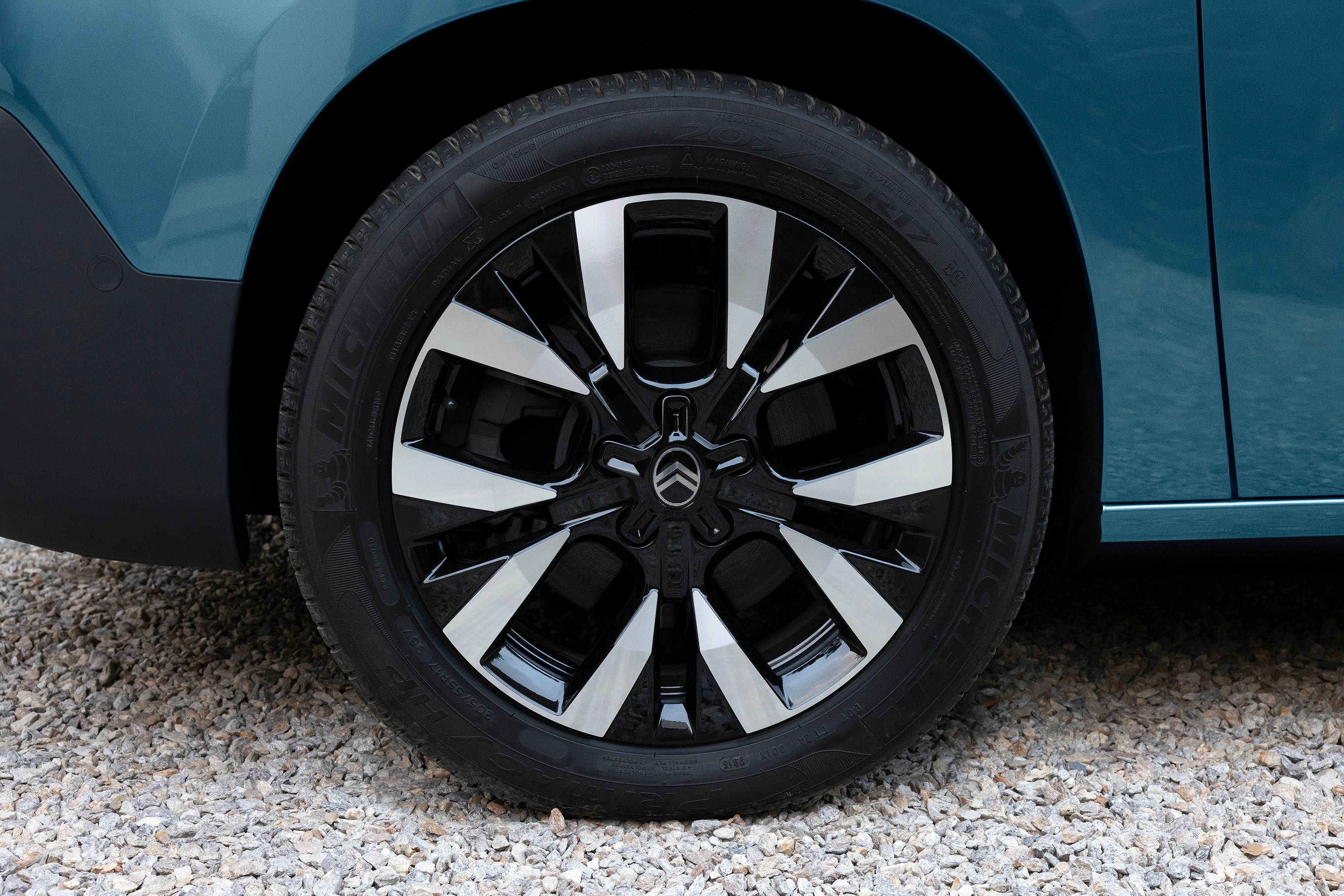 Vista detalle de la llanta del Berlingo destacando diseño moderno de aleación, seguridad, durabilidad y carácter exterior mejorado