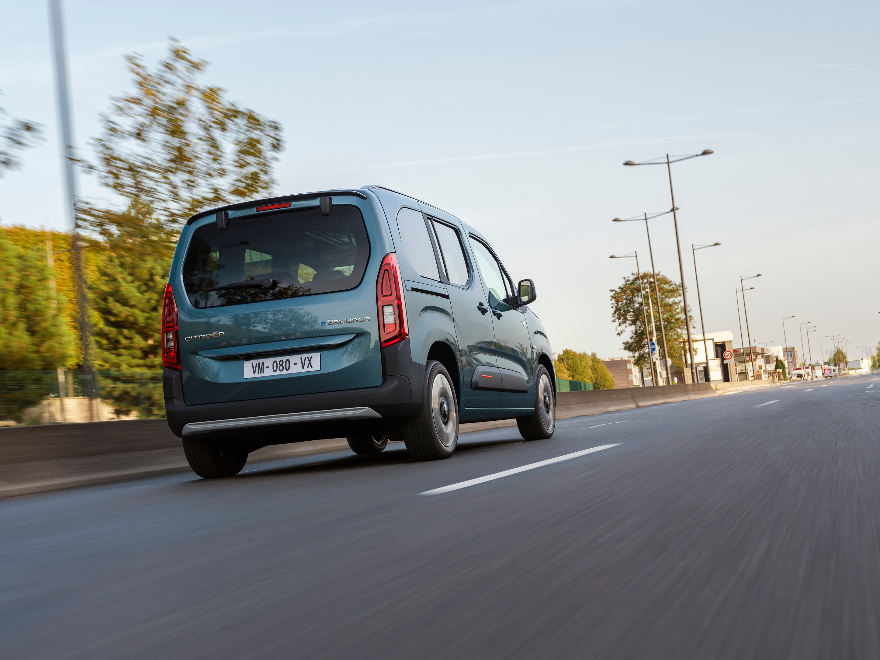 Vista trasera del Berlingo Azul Kiama destacando diseño moderno dinámico, seguridad, eficiencia y presencia de conducción diaria con confianza