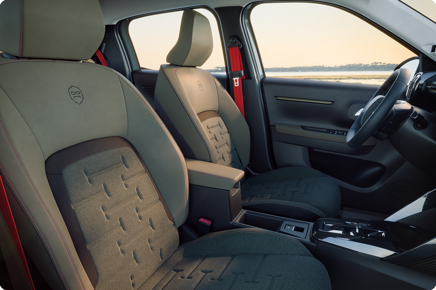 Vista frontal del interior del Citroën C3 Outdoor, con asientos Advanced Comfort y un espacioso habitáculo de SUV compacto para todos tus viajes.