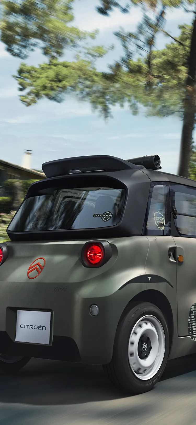 Vista trasera de tres cuartos del Citroën Ami Outdoor, un cuadriciclo compacto, eléctrico y accesible con un diseño innovador para la movilidad urbana.