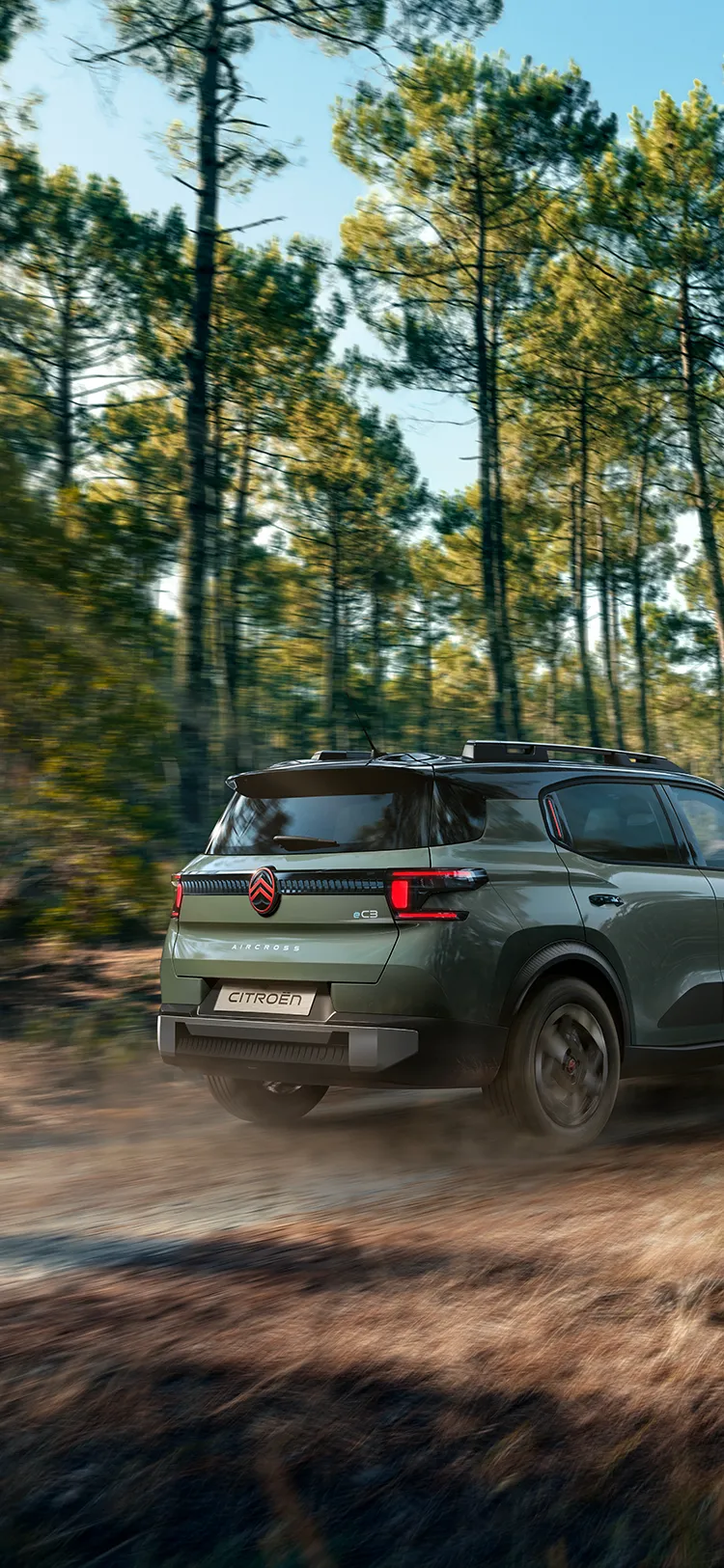 Vista trasera de tres cuartos del Citroën C3 Aircross Outdoor, un SUV robusto, versátil y cómodo con un atractivo innovador para tus escapadas.
