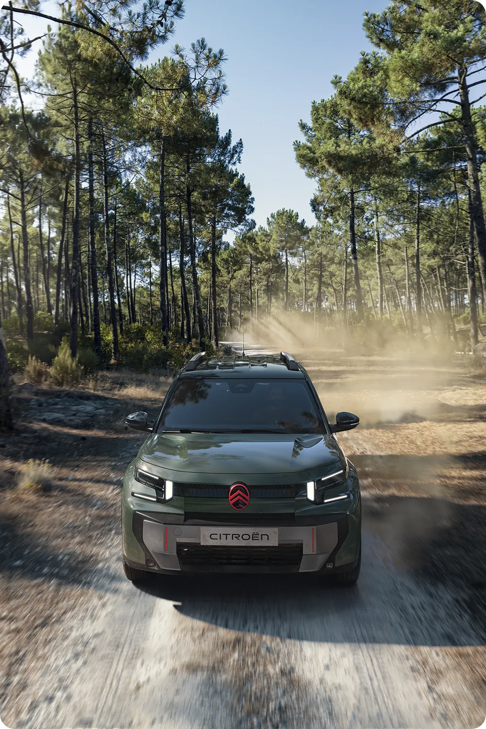 Vista aérea frontal del Citroën C3 Aircross, un SUV robusto, versátil y cómodo con prestaciones innovadoras para tus aventuras al aire libre.
