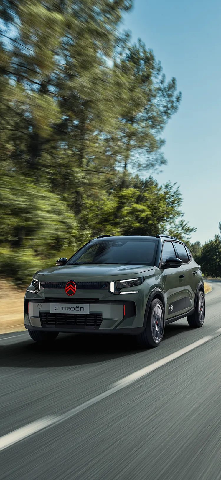 Vista delantera de tres cuartos del Citroën C3 Outdoor, un turismo robusto, versátil y cómodo con aspecto crossover y un diseño innovador para tus escapadas al aire libre.