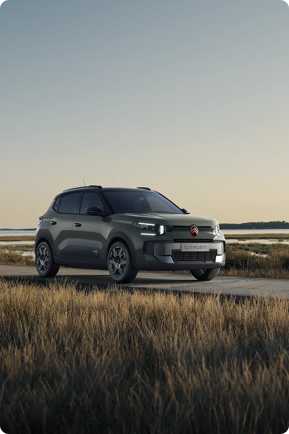 Vista delantera de tres cuartos del Citroën C3 Outdoor, un crossover robusto, versátil y cómodo con un diseño innovador para tus trayectos por la costa.