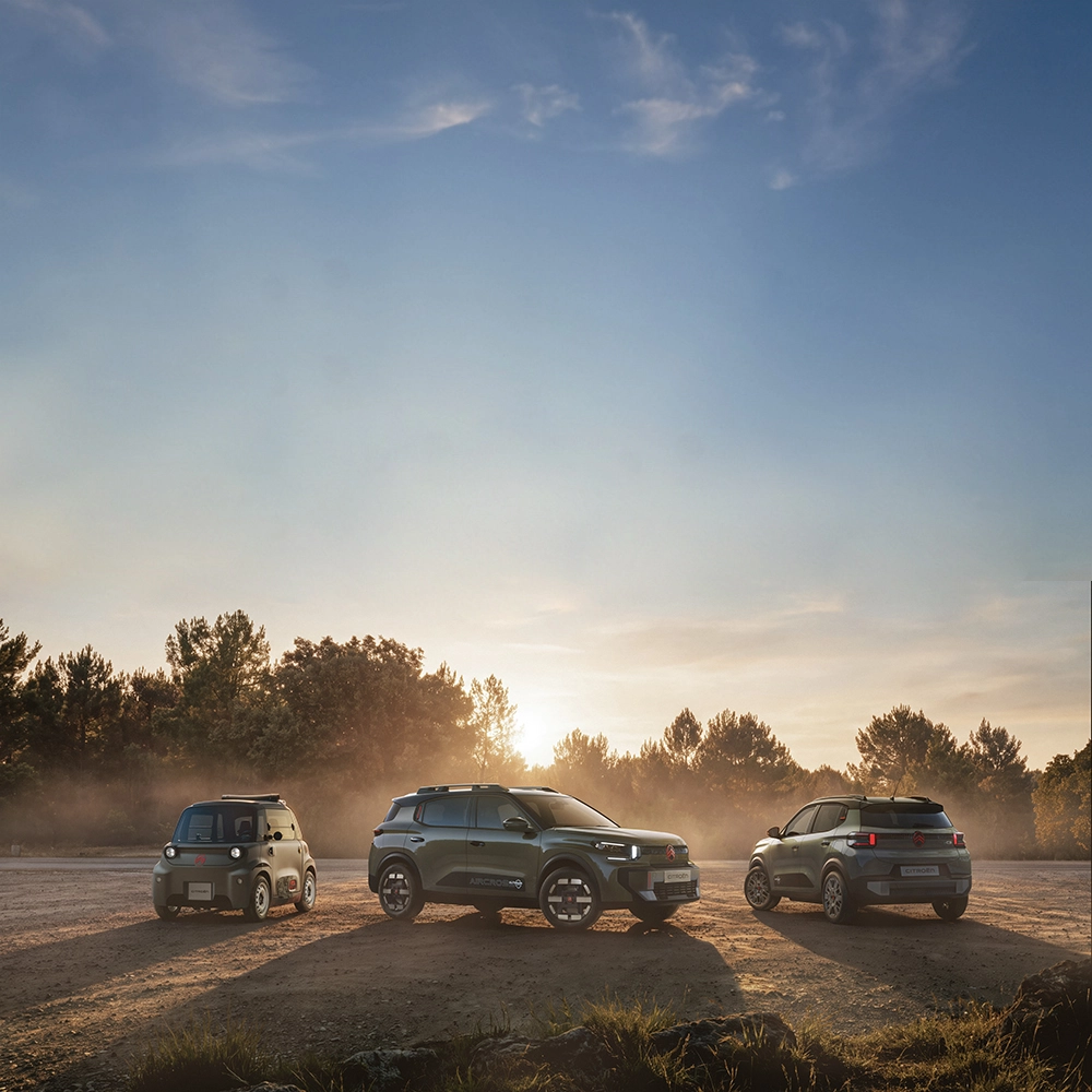 Vista de tres cuartos de la gama Citroën, espaciosa, versátil y cómoda, con un innovador espíritu aventurero: C3 Outdoor, C3 Aircross Outdoor y Ami Outdoor.