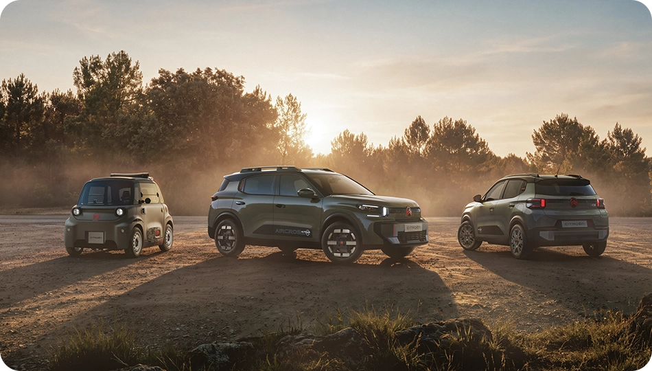 Vista en tres cuartos de la gama Citroën, espaciosa, versátil y cómoda, con un innovador espíritu aventurero: C3 Outdoor, C3 Aircross Outdoor y Ami Outdoor. Muestra la transversalidad de la gama con 3 modelos complementarios en un entorno al aire libre