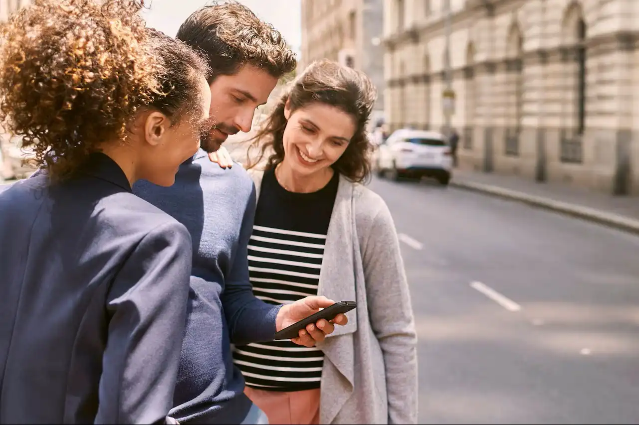 Personas usando un smartphone, ilustrando el acceso a información y servicios del vehículo con la app My Citroën