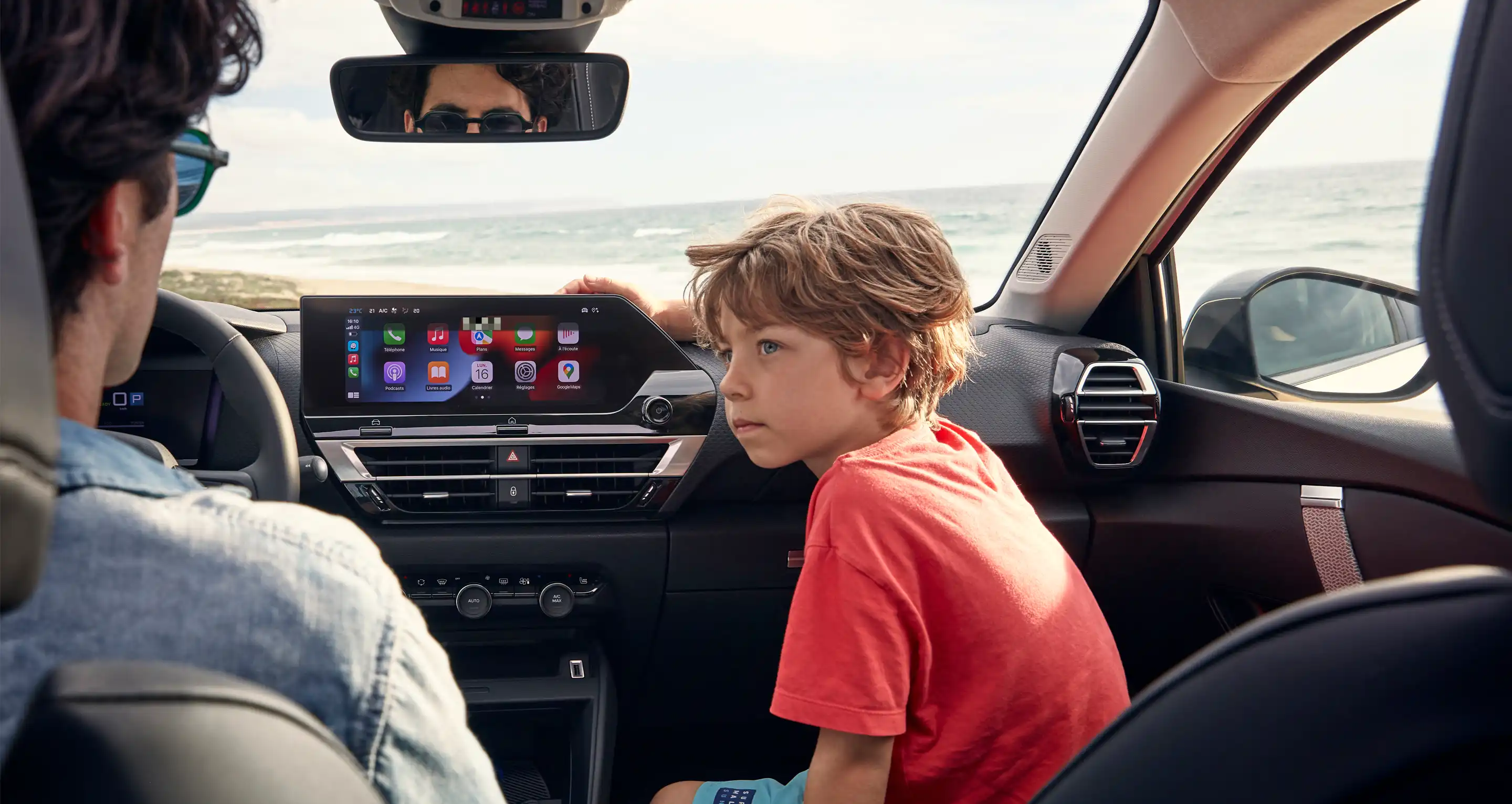 Vista interior de un vehículo Citroën mostrando una pantalla central con funciones multimedia y de entretenimiento conectado