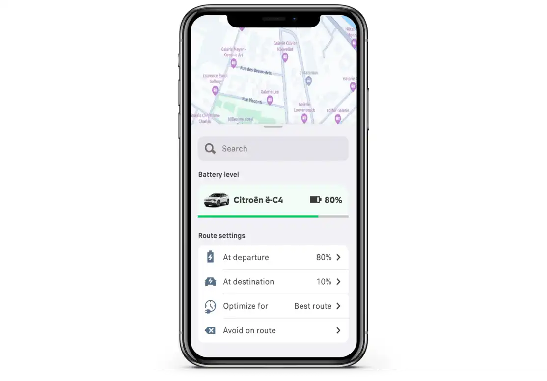 Pantalla de smartphone mostrando un planificador de rutas eléctricas con paradas de carga, ilustrando e‑ROUTES by Free2move Charge
