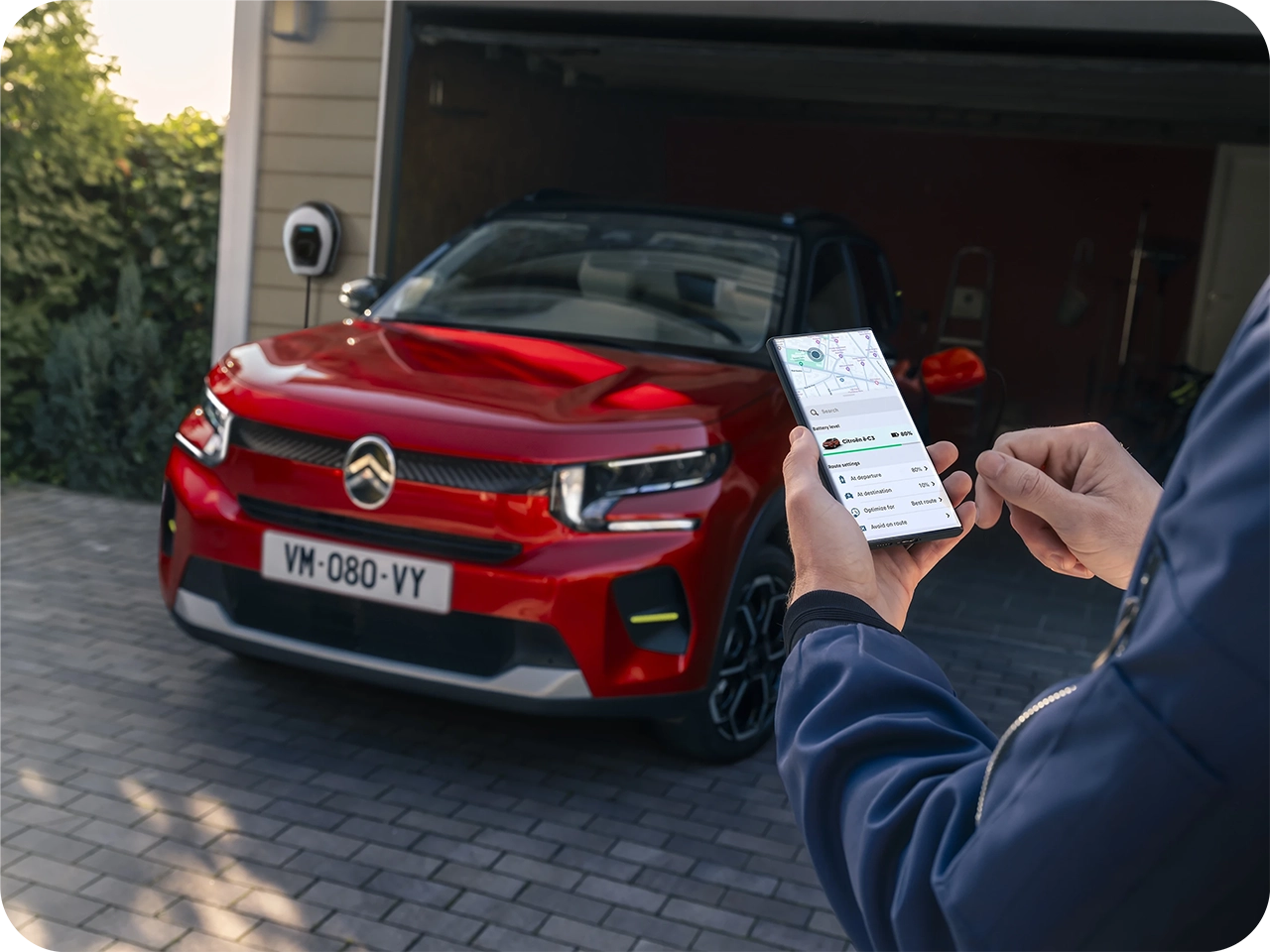 Vehículo Citroën aparcado mientras se usa una app del smartphone para controlar remotamente las funciones del vehículo