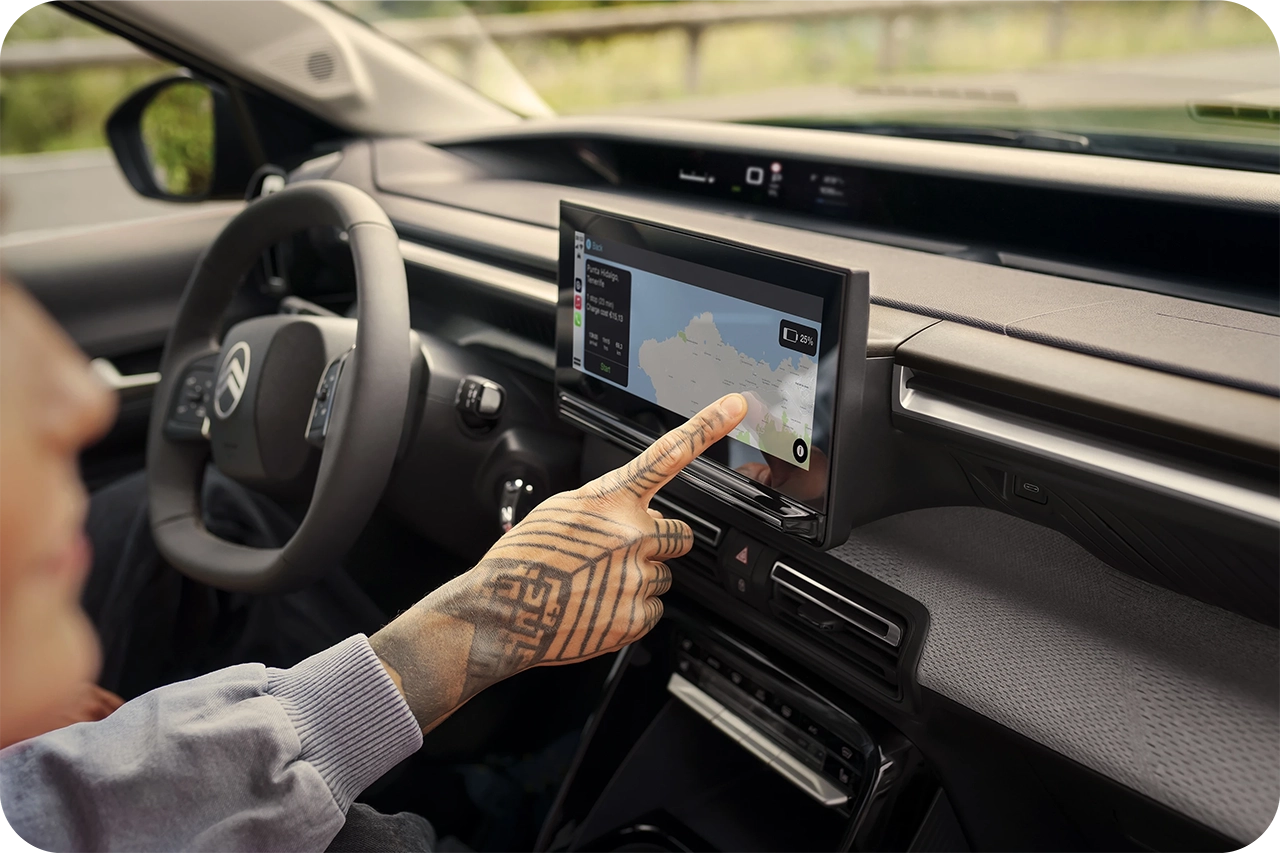 Vista del cockpit Citroën mostrando una pantalla de navegación con guía de ruta conectada e información en tiempo real