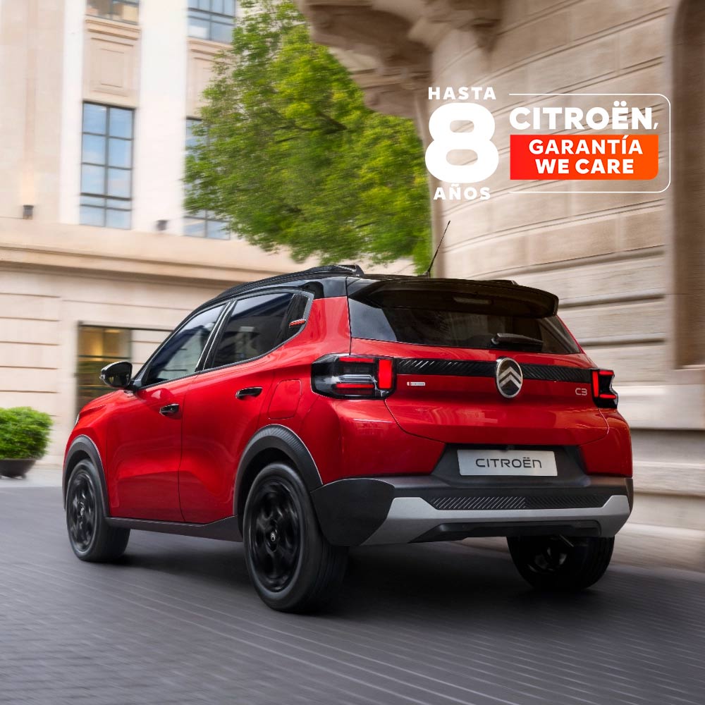Vista trasera en tres cuartos en movimiento del Citroën C3 SUV compacto destacando un rendimiento urbano fluido y 8 años de garantía para una movilidad segura y asequible.