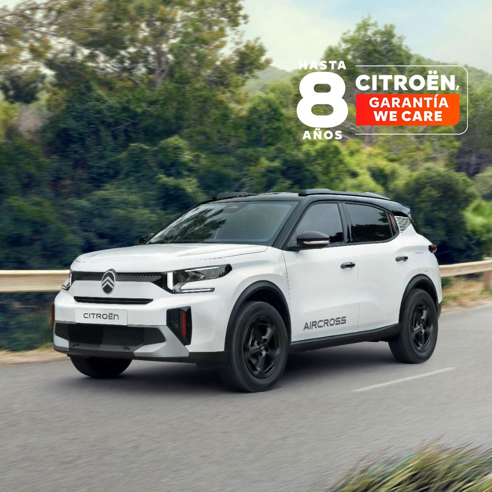 Vista frontal en tres cuartos en carretera del Citroën C3 Aircross SUV compacto destacando un diseño premiado y 8 años de garantía para una movilidad segura y asequible.