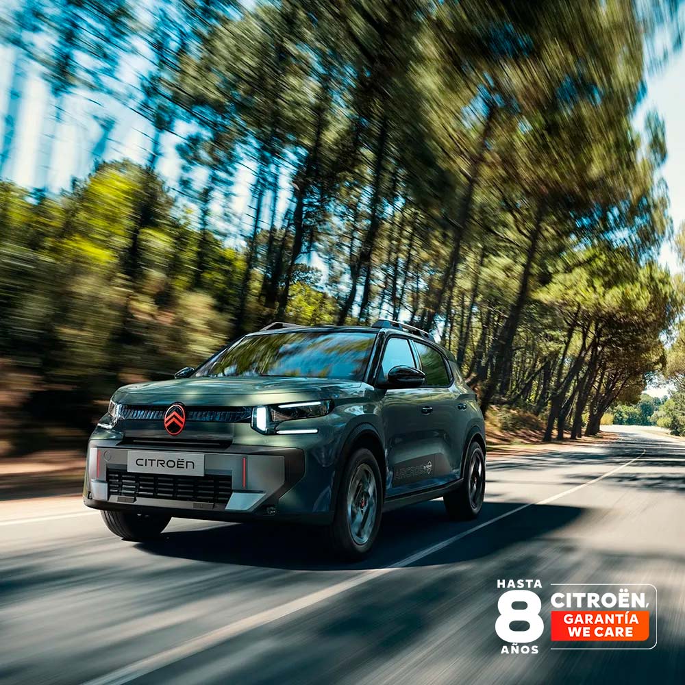 Vista frontal de tres cuartos del Citroën C3 Aircross Outdoor, un SUV espacioso, versátil y cómodo con un estilo innovador para viajes en familia